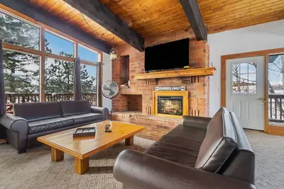 Image de 12 Beds Sleep 16 Chalet, Sauna, Hot Tub, only 2min to Blue! (143 Kandahar)