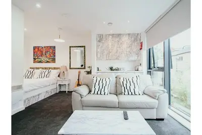 Image de Airy and Bright Apartment nr city center