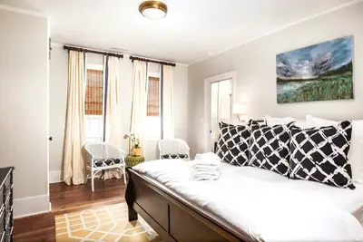 Image de ♚ The Inns ♚ Charming Suite | Courtyard & Parking!