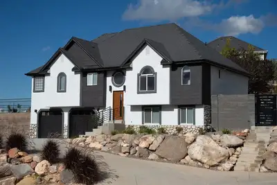 Image de Stunning Modern Luxury Home with Thoughtful Extras in Quiet Neighborhood