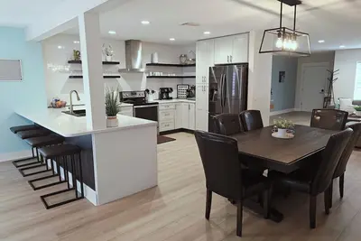 Image de Updated Spacious. Sleeps 10. 5 Min to Manasota Beach. Loaded w\/amenities.