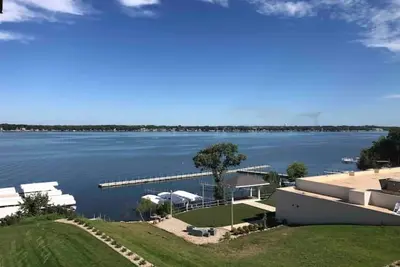 Image de Beautiful Newly built Bayside Lake Front Condo!