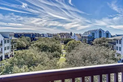 Image de Relax in the heart of Rosemary in this elegant condo overlooking the town square