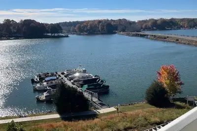 Image de Gorgeous Lake Norman Waterfront Penthouse
