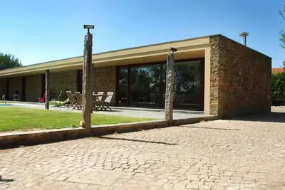 Image de Modern architecture, countryside, spacious, bright, pool, barbecue and billiards