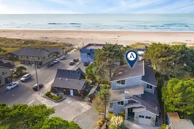 Image de Villa Manzanita by AvantStay | Hot Tub, 1 Block to Beach/Town, Chef's Kitchen