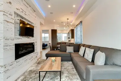 Image de 3 Luxury Modern Homes 12 bedrooms & Rooftop Decks