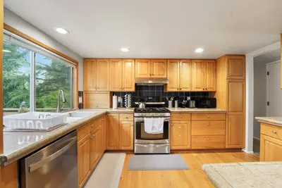 KentRenton-EntireUpperUnit Duplex with Large Deck