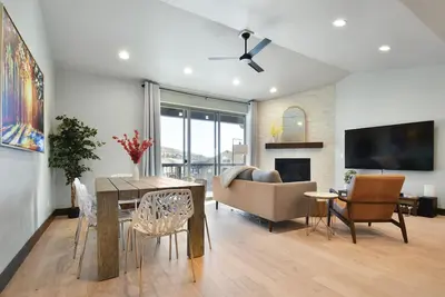 Image de summer specials: Bright, Modern Retreat with Hot Tub +Game Room sleeps 12.