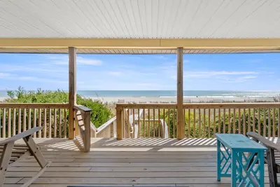 Image de Dog friendly, oceanfront home 4br/2ba, 5 minute walk to main island attractions.