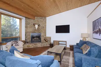 Image de Condo w/private hot tub, fireplace & community pool/sauna | Hidden Village Hideaway