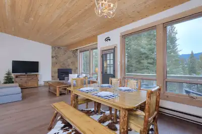 Image de Home w/fireplace, great views & community hot tub/pool/sauna - Big Game Getaway