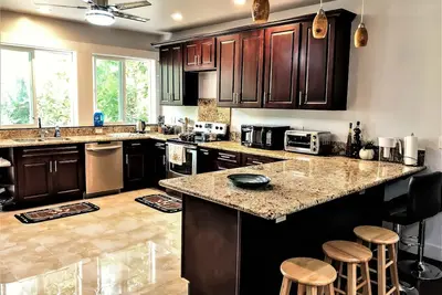 Image de Great Price! 2000sf 3 bedroom 3 bath Gated New House Steps from Waimanalo Beach