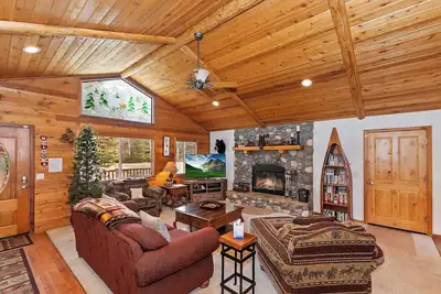 Image de Copper Moose Lodge by Destination Big Bear : Castle Glen Estates! Hot Tub! Game Room with Pool Table! Ev Charger!