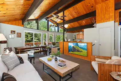 Image de Chalet Onyx by Destination Big Bear : Wonderful Moonridge Location! Mountain Views! Hot Tub! Pool Table!