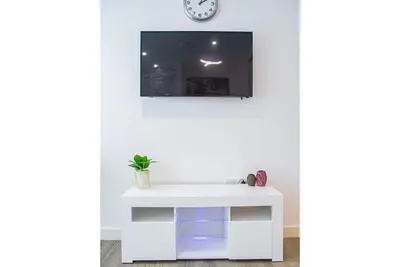 Image de The White Suite - W\/underground gated parking