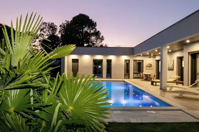 Image de Belle Villa Contemporaine Avec Piscine Proche De La Plage