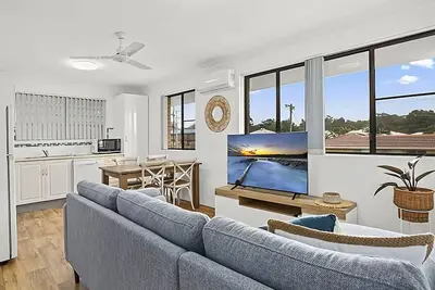 Image de Blue Gem, situated perfectly within a quiet street it is with only a short stroll to Sawtell Village