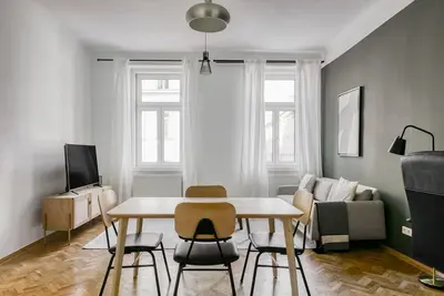 Image de Bright LandstraĂźe 2br w/ Elevator, near Botanischer Garten, by Blueground