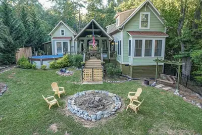 Image de Serene Lakefront Cottage w Dock, Pool, & Game Rm