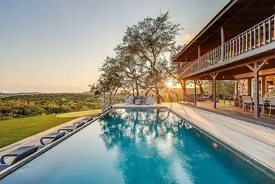 Image de Lux, Hot tub, Infinity Pool, Putting Green