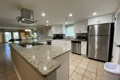 Image de \"Breakers East 106\" Gulf Front 2 Br/2ba-Covered Parking Beach setup included