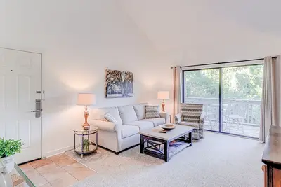 Image de Snowbird-Friendly Condo with Golf View, Patio, Shared Pool/Tennis, A/C, WiFi