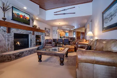 Image de Ins02 | Amazing Views | Located on the Mtn | Ski In/Out | Pool | Hot Tub | Shutt