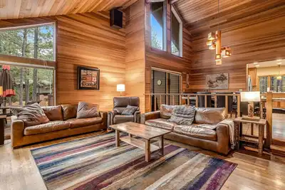 Image de Forested getaway with kitchen, stone fireplace, pool, & private hot tub