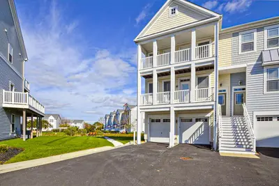 Image de Contemporary townhome with 21-foot dock, 4 decks, WiFi, Ac & shared pool