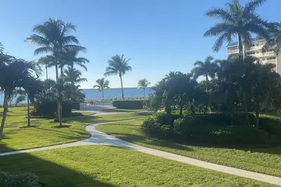 Image de Beach Front Condo