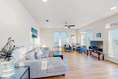 Image de Bulldog Beach House | 2 Gulf-View Balconies | 2 Pools, Tennis, Steps to Shore