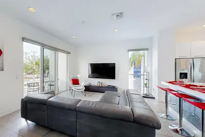 Image de Sea Paradise | Luxe End-Unit Townhome | 3 Balconies & Patio | Walk to Beach
