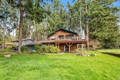 Image de Log-style mountain and bay-view retreat with hot tub, game rooms, & balcony