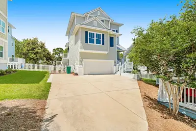 Image de Spacious New-Build with Home Office, 2 Decks, Shared Pool/Park/Dock, & Free WiFi