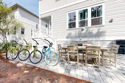 Image de Lovely Two-Story Home w/ Porches, Access to Pool & Dock