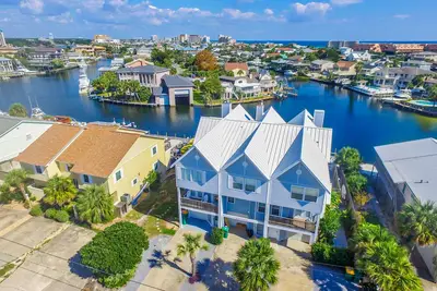 Image de Destin Harbor Waterfront Gem w\/ Deck, Sunroom, Dock, Kayaks & Sup