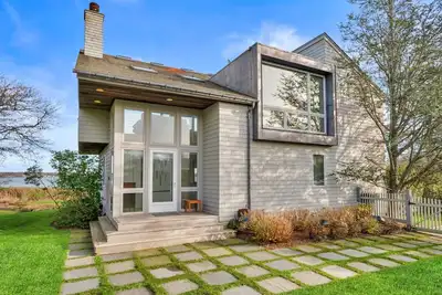 Image de Gorgeous lakefront estate with panoramic water views, stunning balcony, . . .
