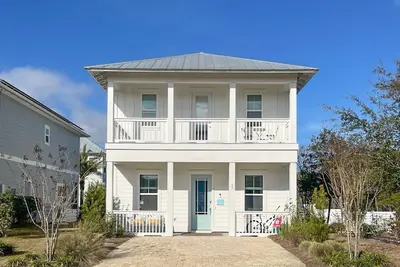 Image de Brand-new house on Powell Lake near beach & 30a with pool, W/D, & gym