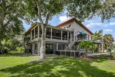Image de Luxe Riverfront Home on 1-Acre Lot w/ Private Dock, Hot Tub & Screened Deck