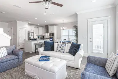 Image de Home with pool & dock access - blocks to beach, Powell Lake, & state park