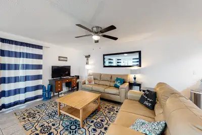 Image de Updated beachside corner condo with pool and private wraparound balcony