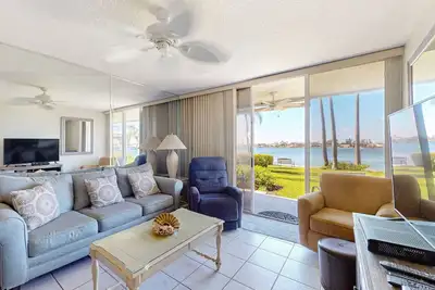 Image de Updated Condo in Boca Ciega Bay Resort w/ Pool & Hot Tub - On Intracoastal