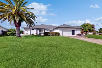 Image de Spacious Canal-View Home w/ Private Pool - 5 Minutes to Sunrise Park