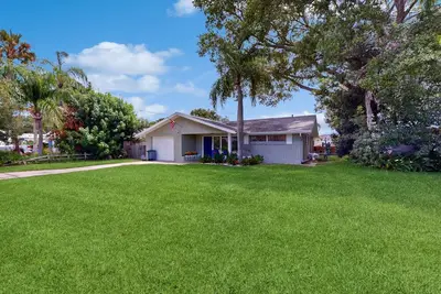 Image de Canal-front coastal home w\/2 kayaks, private boat dock, gulf access, sound views