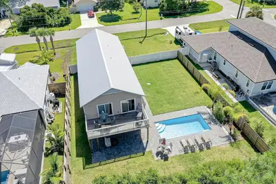 Image de Walk to Beach with Private Pool, Balconies & Huge Lawn | Blocks to Dining