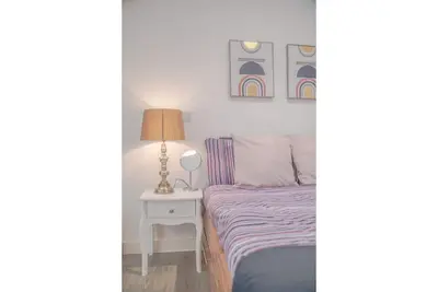 Image de Cheap Chic and Cheerful pad in city center