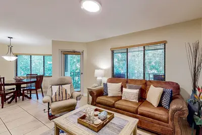 Image de Top-floor Condo with on-site pool, hot tub, grills, gym, & private balcony