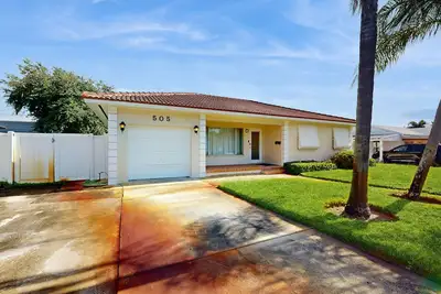 Image de 5 Minutes to Beach | Sparkling Tropical Getaway | Large Screened Lanai
