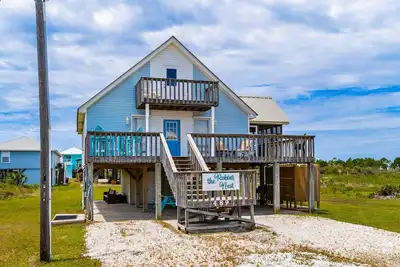 Image de Dreamy, dog-friendly, coastal retreat with screened porch - walk to the beach